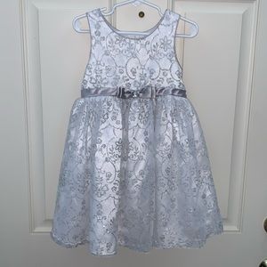 Youngland, Size 4T,Beautiful Silver Dress,Perfect for Special Occasions/Holidays